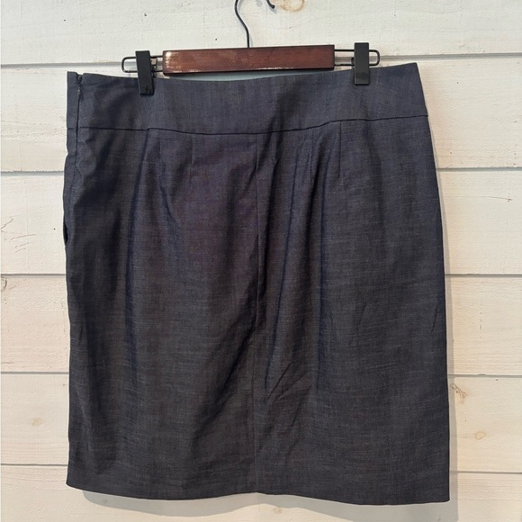 LOFT Ann Taylor Loft Dark Blue
Chambray Skirt Size 10. Pockets and size zip. - Picture 5 of 10